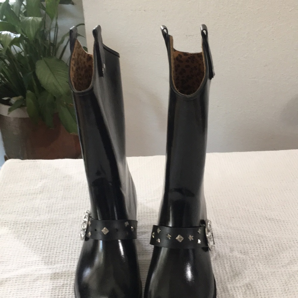 Fancy rain boots can wear all the time